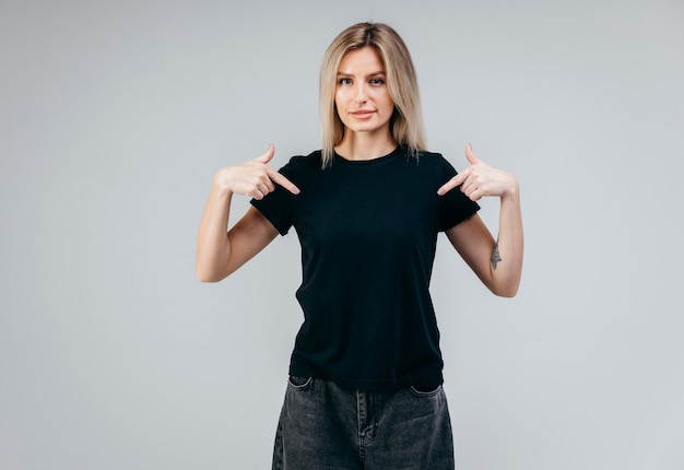 Stijlvolle blonde meisje draagt zwarte t-shirt poseren