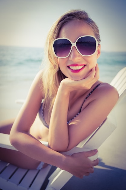 Stijlvolle blonde op het strand