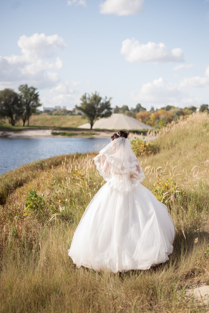 Stijlvolle bruid op het veld