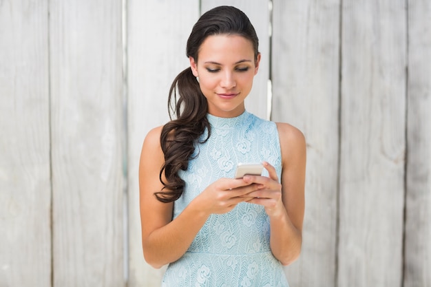 Stijlvolle brunette aan de telefoon