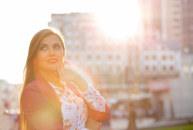 Stijlvolle brunette model poseren met zacht avondlicht in de stad. ruimte voor tekst