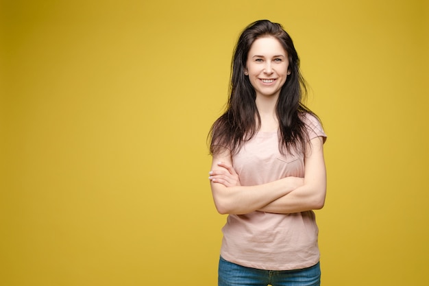 Stijlvolle brunette vrouw in bloemen jurk en hakken.