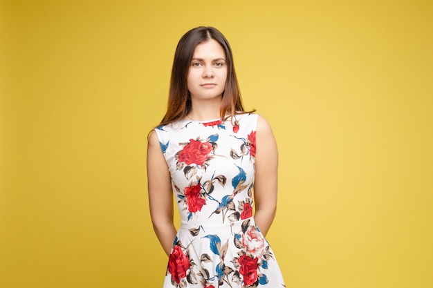 Stijlvolle brunette vrouw in bloemen jurk