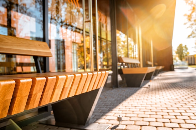 Stijlvolle bushalte met houten banken moderne architectuur voor de stad