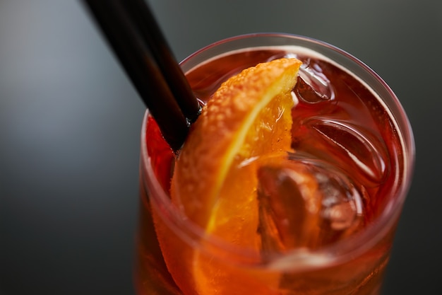 Stijlvolle cocktail op een donkere achtergrond