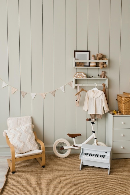 Stijlvolle compositie van een gezellig Scandinavisch interieur van een kinderkamer fauteuil pluche houten speelgoed