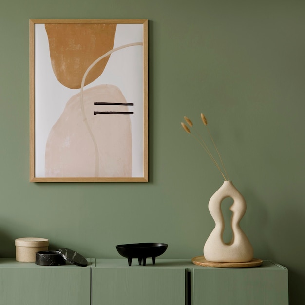 Stijlvolle compositie van moderne woonkamer interieur Mock up poster frame houten eucalyptus commode en creatieve persoonlijke accessoires Salie groene muur Home enscenering sjabloon kopie ruimte