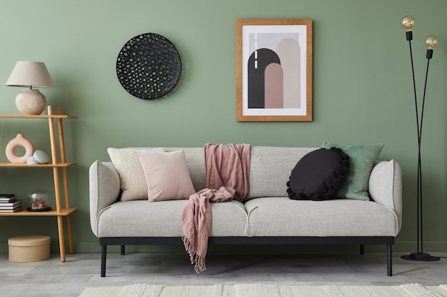 Stijlvolle compositie van moderne woonkamer interieur Mock up poster frame houten plank moderne bank en creatieve persoonlijke accessoires Eucalyptus muur Home enscenering sjabloon kopie ruimte