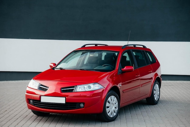 Foto stijlvolle en heldere universele gezinsauto in rode kleur