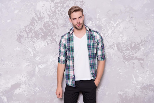 Stijlvolle en trendy Stijlvolle man abstracte achtergrond Knappe jongen in stijlvolle slijtage Alledaagse garderobe voor mannen Herenkleding winkel Moderne kledingstijl Modetrend Casual en stijlvol