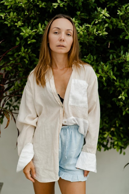 Stijlvolle Europese vrouw in casual outfit poseren op straat Zomerseizoen