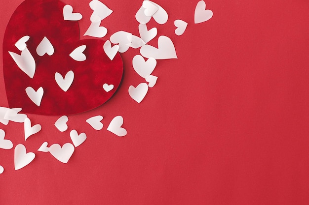 Stijlvolle harten op rode achtergrond plat leggen ruimte voor tekst Valentijnsdag wenskaartsjabloon