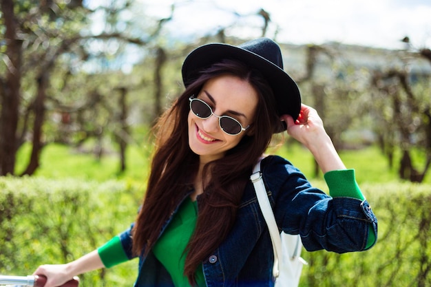 Stijlvolle hipster Close-up foto van aantrekkelijke vrouw in stijlvolle outfit poseert in de straten van de stad met een zonnebril