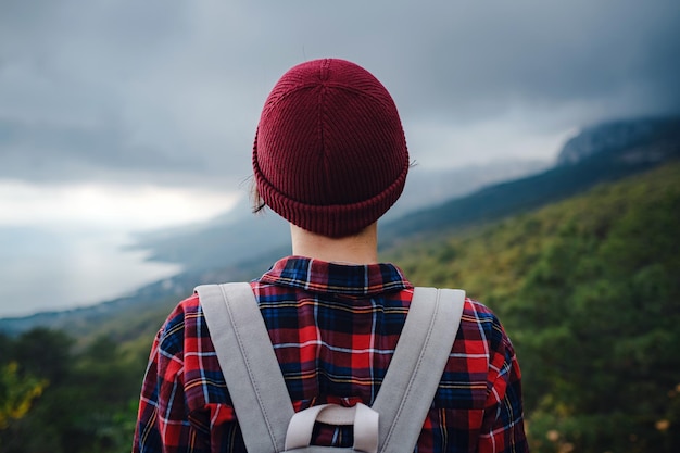 Stijlvolle hipster vrouw met hoed wandelen op de top van bergen