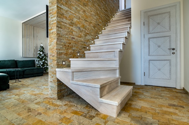 Stijlvolle houten eigentijdse trap in loft huis interieur