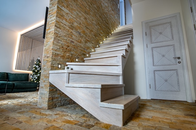 stijlvolle houten eigentijdse trap in loft huis interieur.