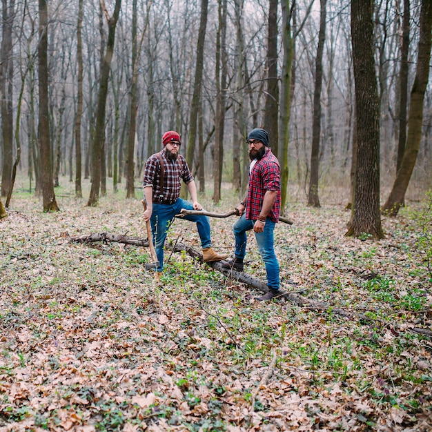 Stijlvolle houthakkers in herfstbossen