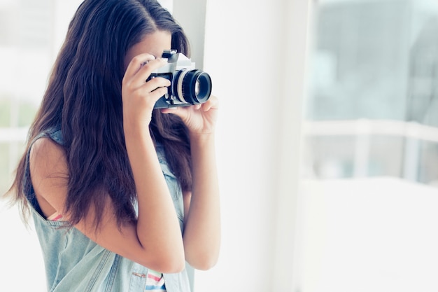 Stijlvolle jonge fotograaf die een foto maakt