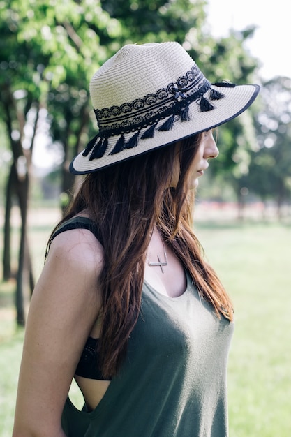 Stijlvolle jonge vrouw in het park