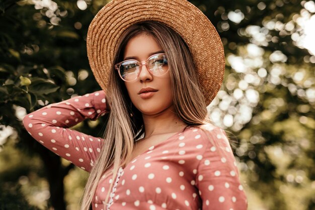 Stijlvolle jonge vrouw in zomerpark