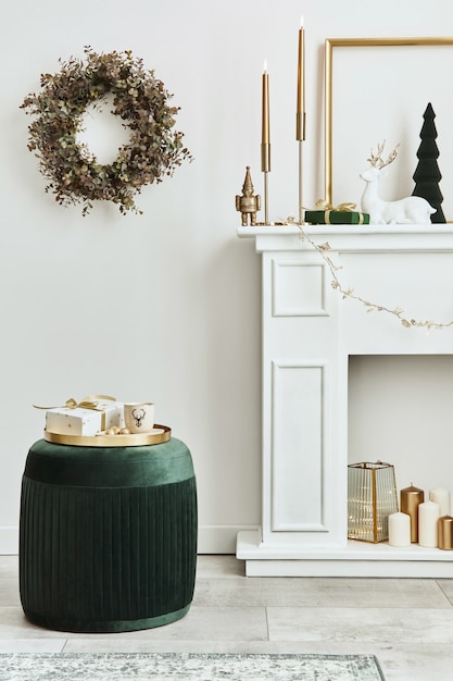 Stijlvolle kerstcompositie in woonkamer interieur met witte schoorsteen, kerstboom en krans, sterren, geschenken en decoratie. Sinterklaas komt eraan. Sjabloon.