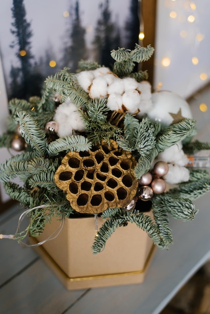 Foto stijlvolle kerstcompositie van dennen takken kerstballen en katoenen ballen