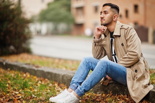 Stijlvolle Koeweitse man bij trenchcoat