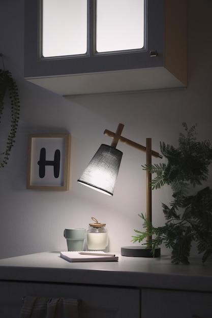 Stijlvolle lamp en decor op witte kast in kamer Interieurelement