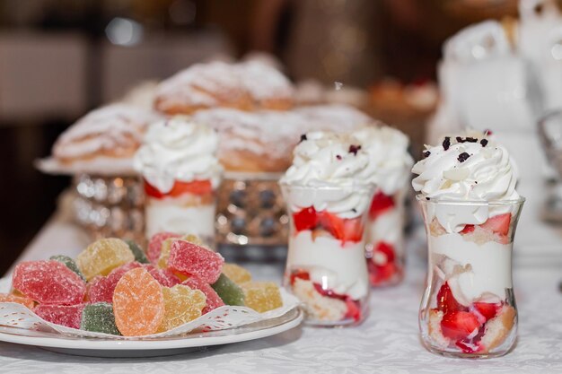 Stijlvolle luxe gedecoreerde tafel met desserts voor het huwelijksfeest van een gelukkig stel