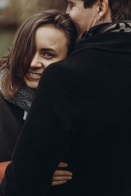 Stijlvolle man en vrouw knuffelen romantisch rustig atmosferisch moment paar omhelzen zachtjes in herfst park met ware gevoelens familie saamhorigheid concept