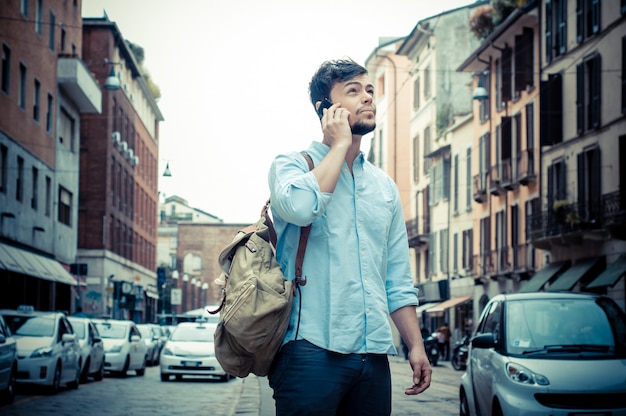 stijlvolle man in de straat aan de telefoon