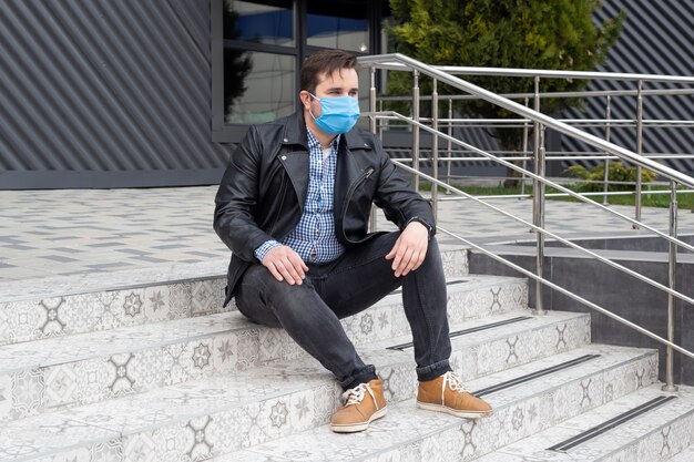 Stijlvolle man in masker op stedelijke achtergrond