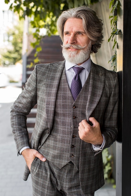 Foto stijlvolle man met baard buitenshuis poseren