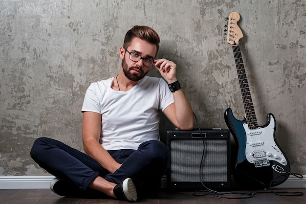 Stijlvolle man met een gitaar