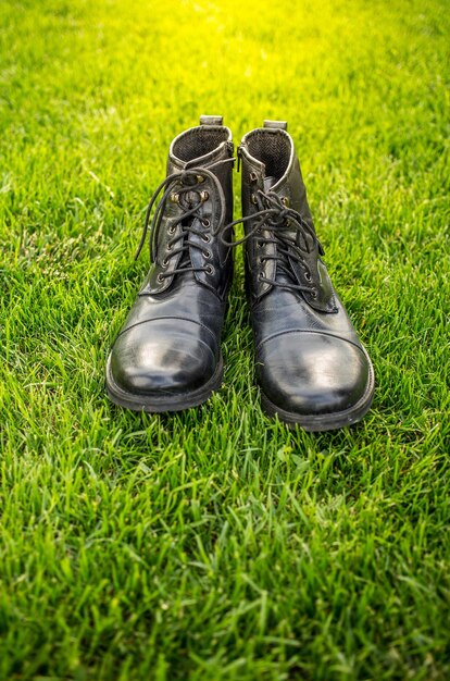 Stijlvolle man schoenen op groen gras