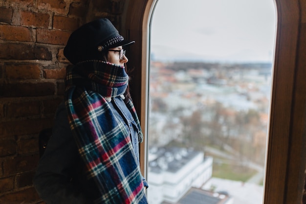 Stijlvolle meisje in jeans jas lopen op de achtergrond van Vilnius