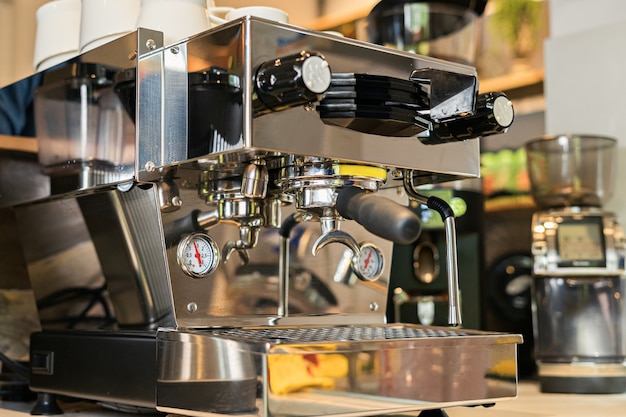 Stijlvolle metallic koffie espresso machine voor het zetten van een kopje koffie