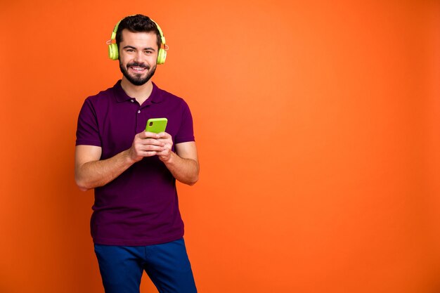 Stijlvolle moderne duizendjarige man in casual stijl outfit