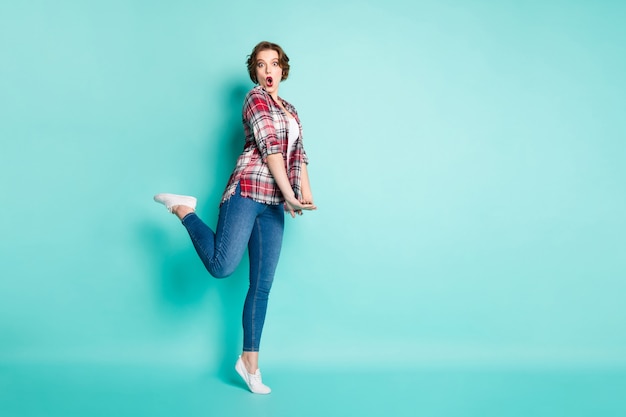 Stijlvolle moderne duizendjarige vrouw, gekleed in casual stijl outfit