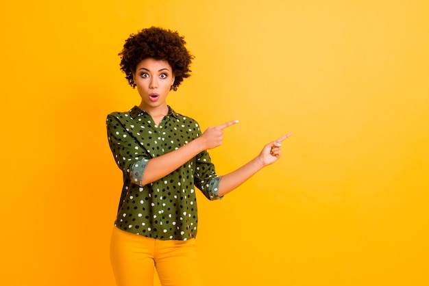 Stijlvolle moderne duizendjarige vrouw, gekleed in casual stijl outfit