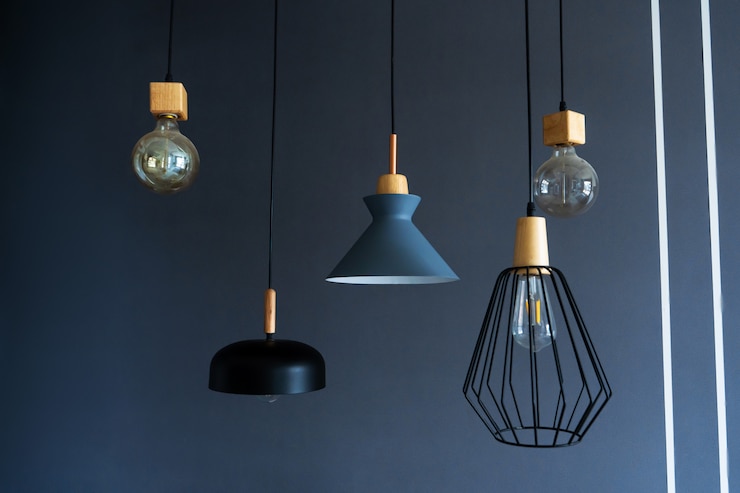Foto stijlvolle moderne lampen die aan het plafond hangen