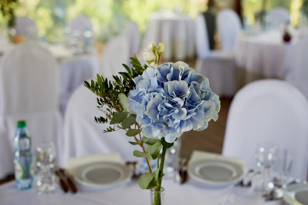 Stijlvolle modieuze huwelijksboogceremonie versierd met blauwe en witte verschillende bloemenFloral Design Zomerrestaurant buitenshuis door voorbereiding op bruiloftsachtergrond op de rivier of de zee