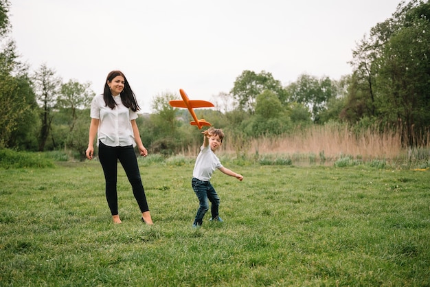 Stijlvolle moeder en knappe zoon die plezier hebben in de natuur.