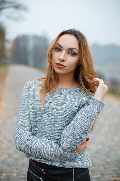 Stijlvolle mooie vrouw in een gebreide kleding