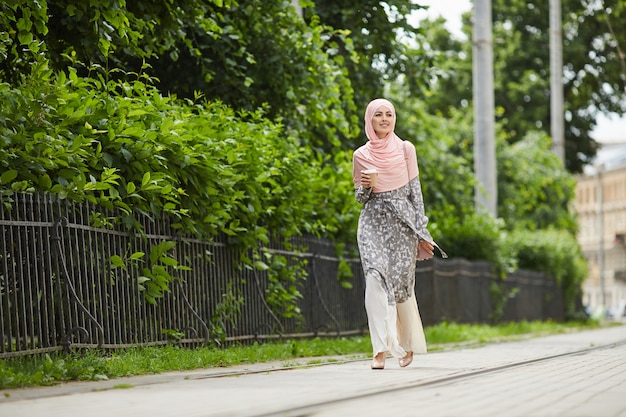 Stijlvolle moslimvrouw lopen over straat