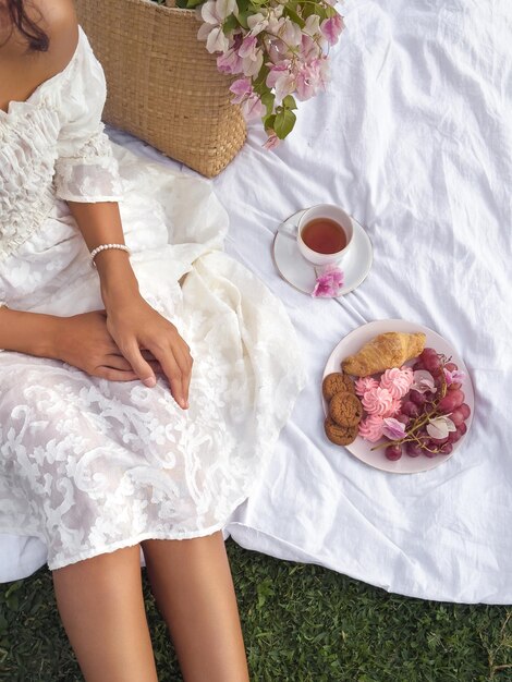 Stijlvolle picknick details met Boho vrouw in een Provence weide