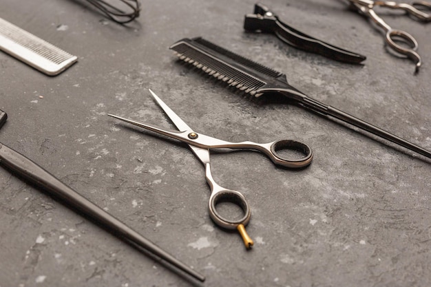 Stijlvolle professionele kapper schaar haar knippen schaar op zwarte achtergrond Kapsalon