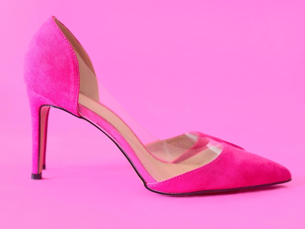 stijlvolle roze hoge hakken schoenen op roze achtergrond