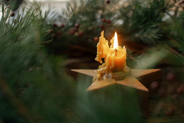 Stijlvolle rustieke brandende kaars in kerstkrans Kerst advent Vrolijk kerstfeest Kopieer de ruimte