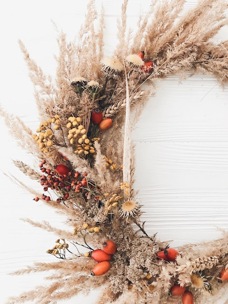 Stijlvolle rustieke herfstkrans plat op witte achtergrond